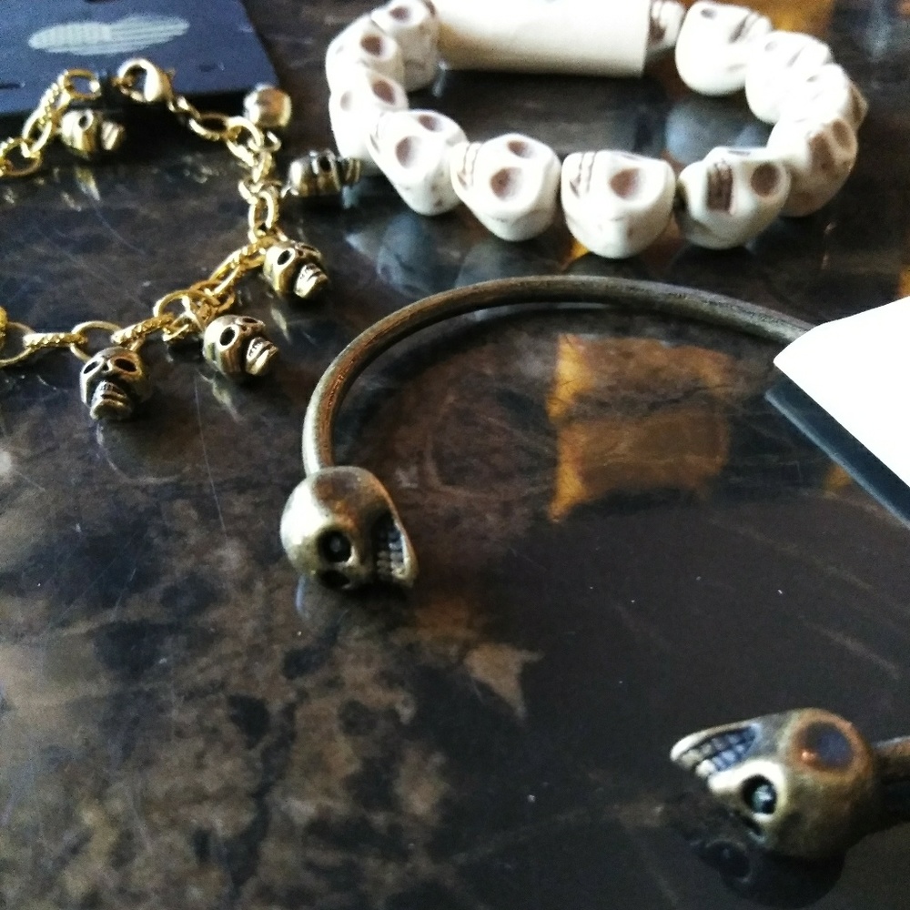 CLOSEOUT SALE Skull Bracelet Set 3pc in Cream/Gold - Picture 4 of 8